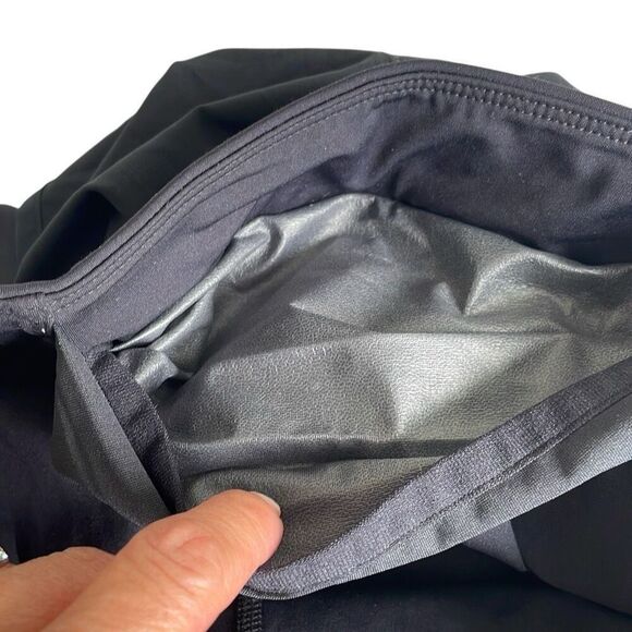 Under Armour Black Women’s Running Shorts w Built-in Leggings - Size Med - Picture 9 of 12